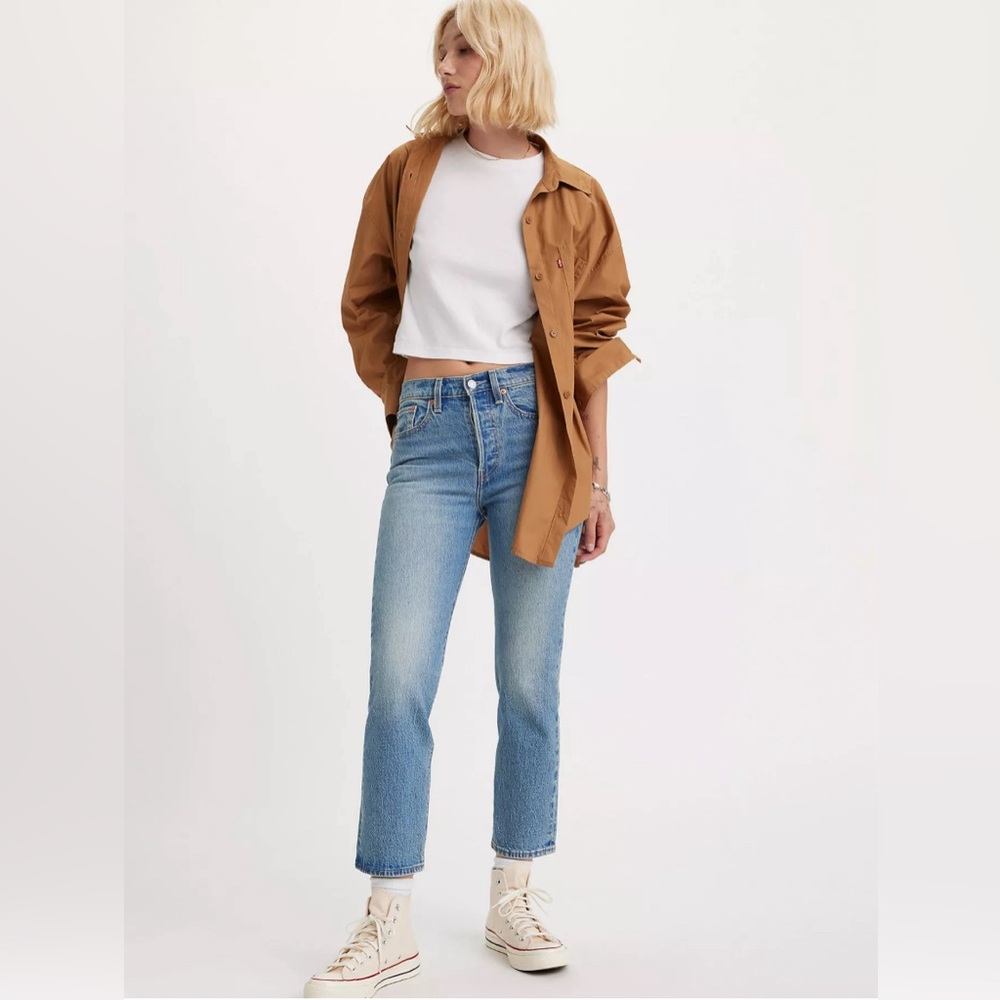 Levi’s Wedgie Straight. Light wash denim. Size 23